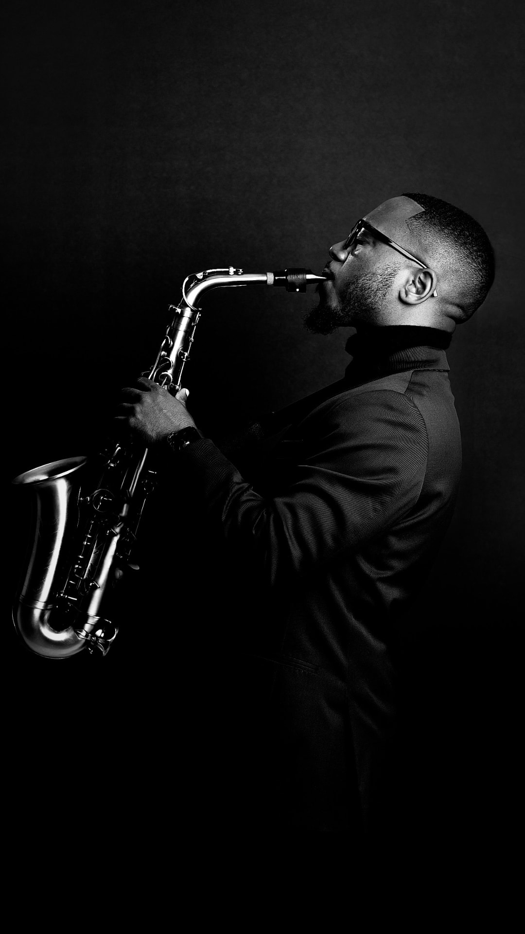 Darian performing live saxophone
